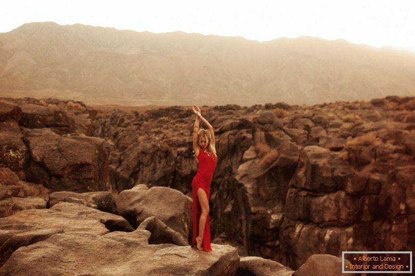 Hannah Kirkelie in un servizio fotografico sessuale nel deserto
