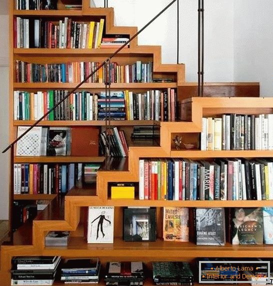 Libreria sotto le scale in una casa privata Foto