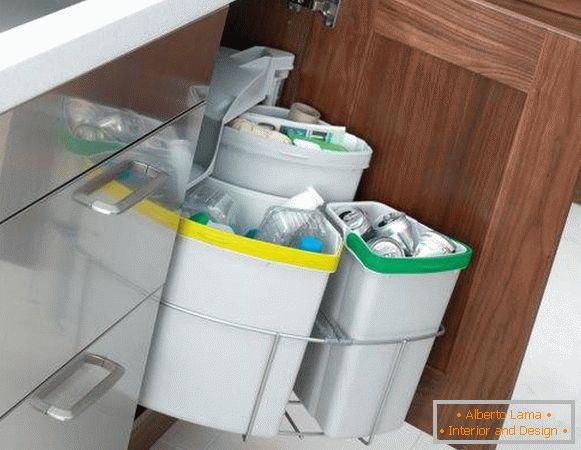 Come posizionare un bidone della spazzatura in cucina
