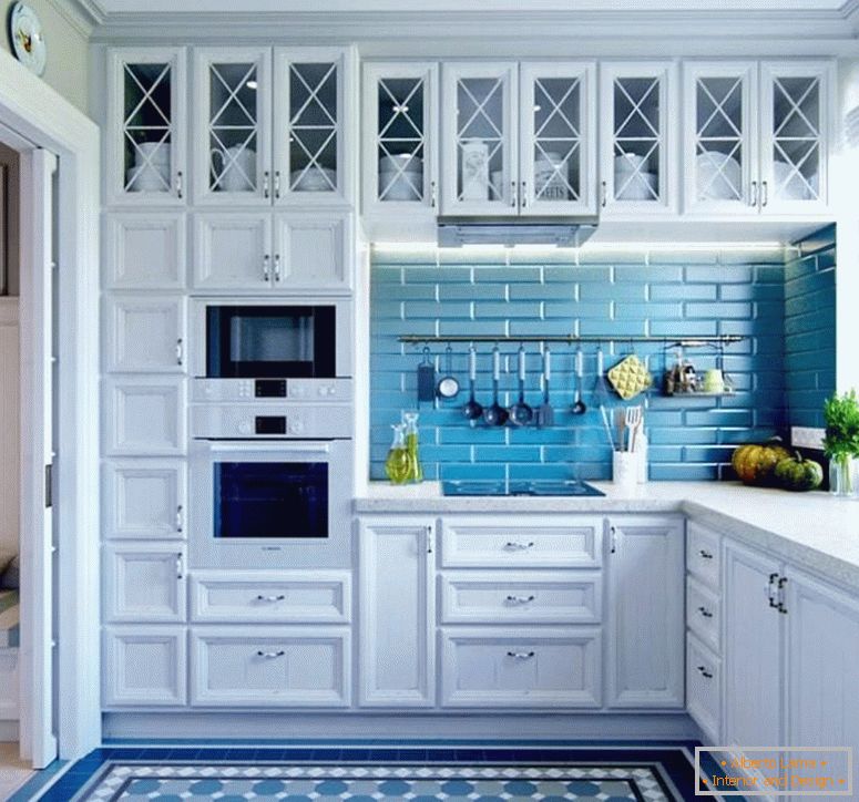 Cucina con pareti e pavimento blu