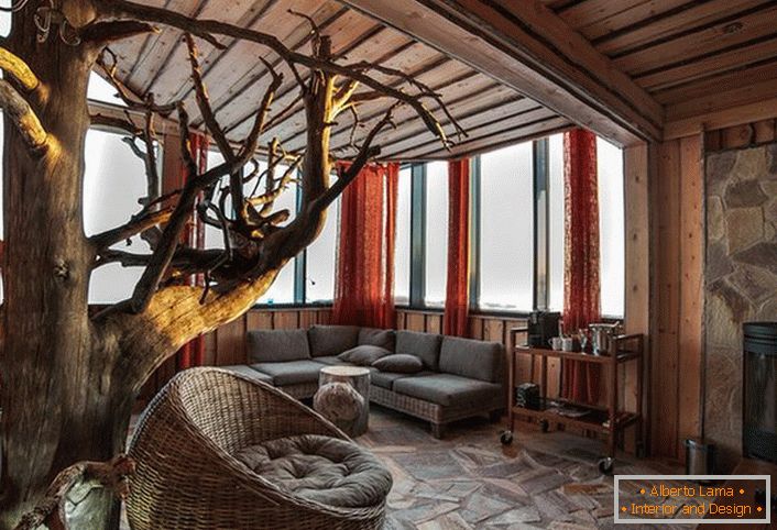 Camera per gli ospiti in stile country in un'accogliente casa di caccia.