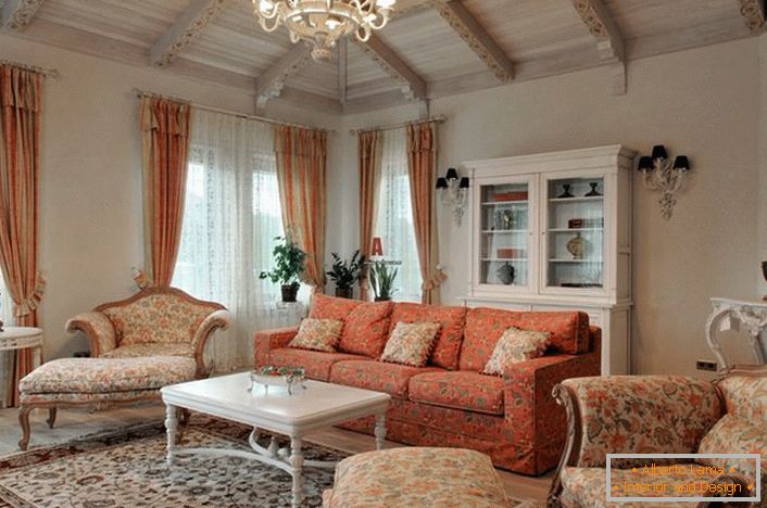 Un bel soggiorno in stile provenzale per una vera signora.