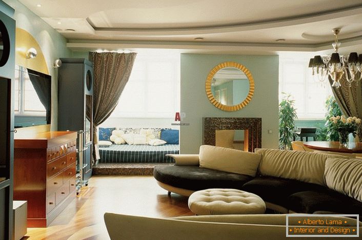 L'arredamento del soggiorno nello stile della campagna italiana è un parquet interessante. Il rivestimento naturale combina armoniosamente gli elementi chiari e scuri.
