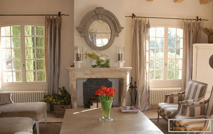 Soggiorno in stile country con note di romanticismo. Belle grandi finestre e comodi mobili per la casa. Ottima idea per una grande famiglia.