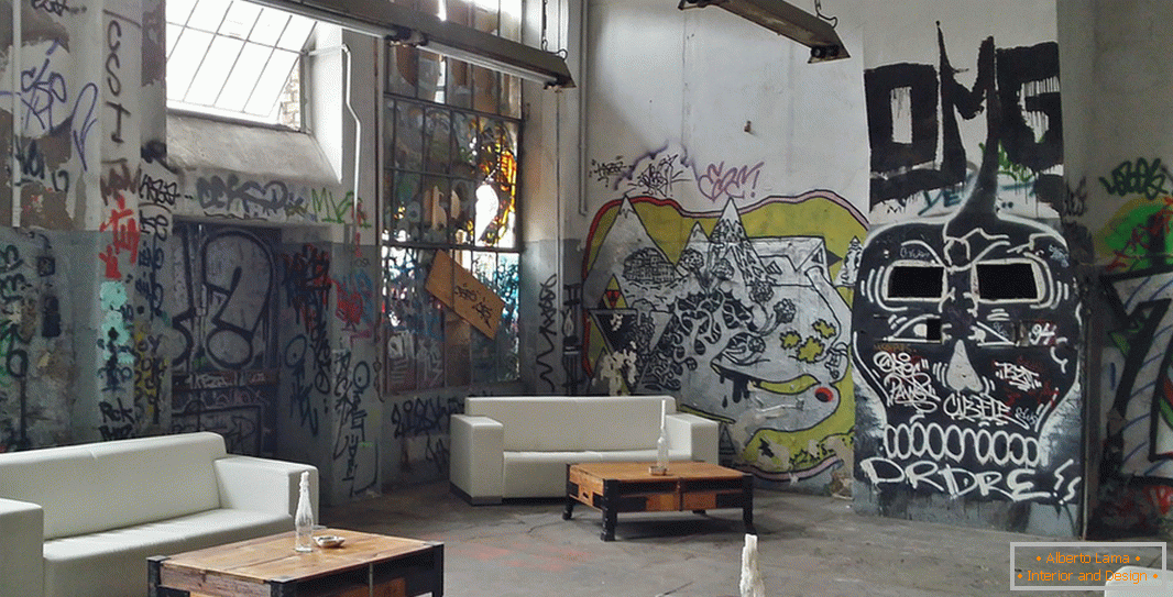 Interni in stile loft con graffiti