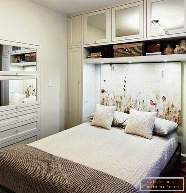 Interno di una piccola camera da letto in colore bianco