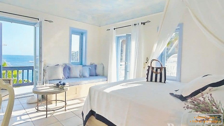 Camera da letto molto luminosa in stile greco con finestre panoramiche