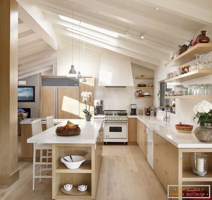 La cucina nell'attico è organizzata in base alle esigenze dello stile scandinavo. Disposizione delle finestre insolita eccellente accesso alla luce del giorno. 