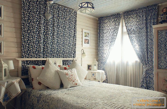 Camera luminosa e accogliente nello stile della campagna in una piccola casa nel sud della Spagna. L'idea del designer è realizzata per la camera da letto di una ragazza.