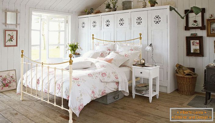 Camera da letto per una giovane donna nella casa di una ricca famiglia francese. Arredamento esclusivo e caminetto a focolare, oltre che adattarsi agli interni, realizzato in stile rustico.