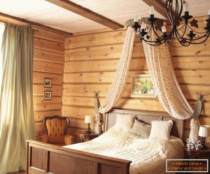 Baldacchino sopra il letto in camera da letto in stile rustico.