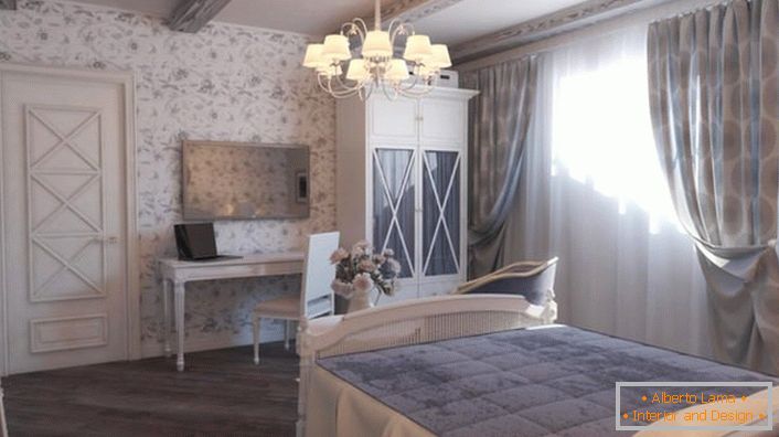 Camera familiare in stile rustico. La luce soffusa porta romanticismo e calore nella stanza.