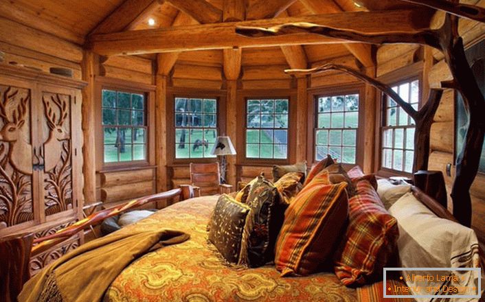 Una delle camere da letto nella casa vicino al lago è fatta nello stile del paese rurale. Decorazione in legno Massive mobili e elementi decorativi sono selezionati nelle migliori tradizioni di stile.