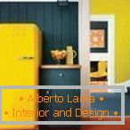 La combinazione di un muro grigio e un frigorifero giallo