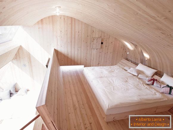 Interno della camera da letto di un piccolo cottage Ufogel in Austria