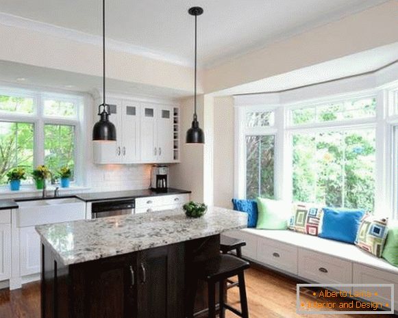 Cucina elegante con una finestra a bovindo in una casa privata - foto di design moderno