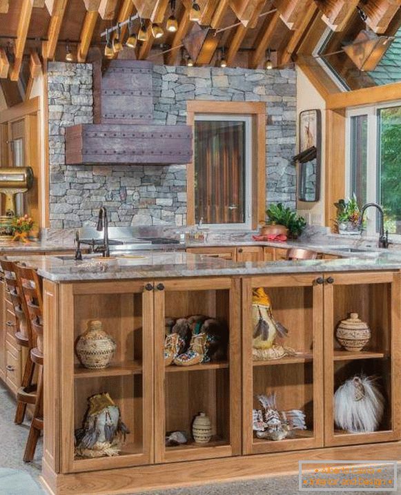 Isola cucina chic con decorazioni sugli scaffali