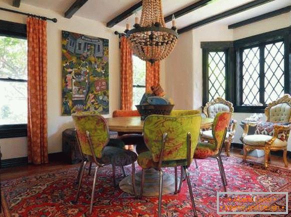 Interior design indiano con mobili eclettici