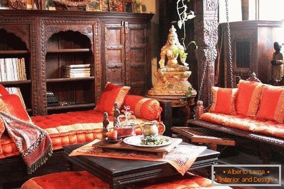 Stile indiano negli interni con mobili e tessuti originali