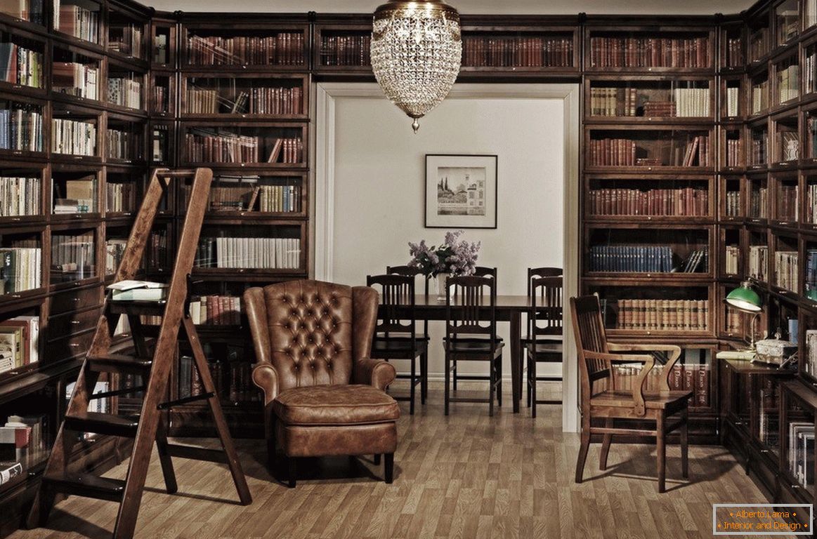 Biblioteca domestica con armadi in legno