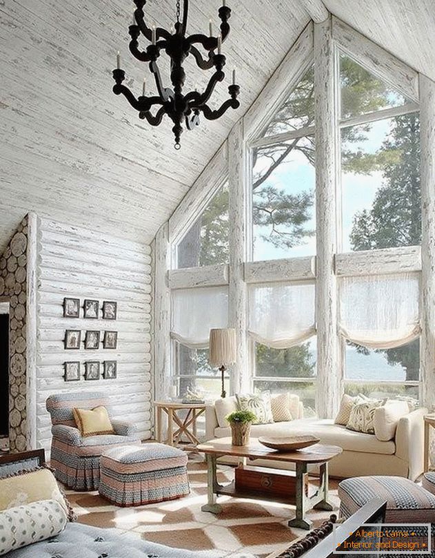 Salotto della casa in legno bianco