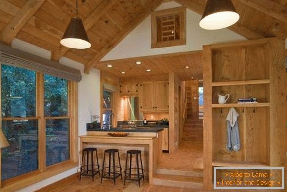 L'interno della casa di legno dal legno all'interno - la foto della cucina del soggiorno
