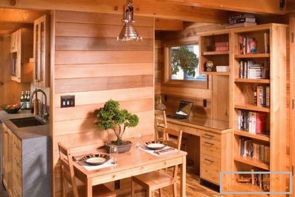 Casa in legno con rivestimento interno decorativo