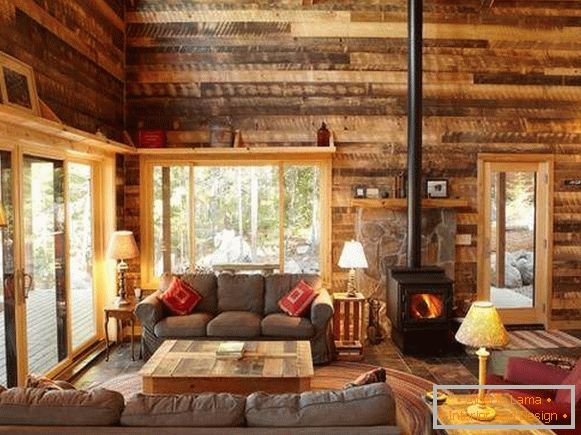 Interno di una casa di legno da un bar interno - foto di un soggiorno