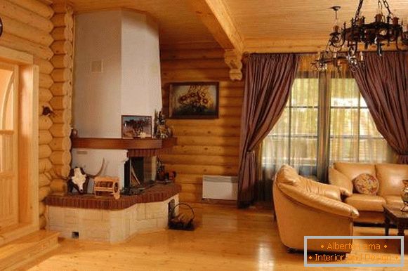 Interno moderno di una casa di legno dai ceppi dentro - foto