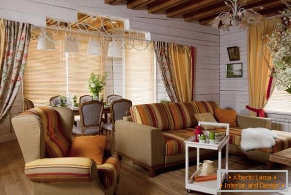 Decorazione di una casa privata in legno all'interno - foto del soggiorno