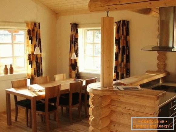 Cucina con bancone bar all'interno di una casa privata in legno