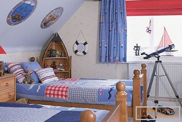 interno interessante di una camera da letto per bambini in soffitta