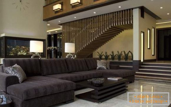 Interno ultramoderno del soggiorno in una casa privata con una scala