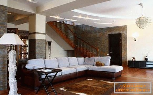 Interno del soggiorno con una scala in una casa privata - foto di un bel design