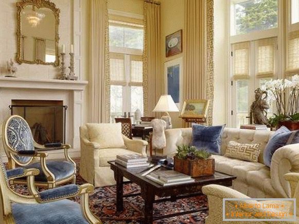 Lussuoso interno di un soggiorno in una casa privata nello stile di un classico
