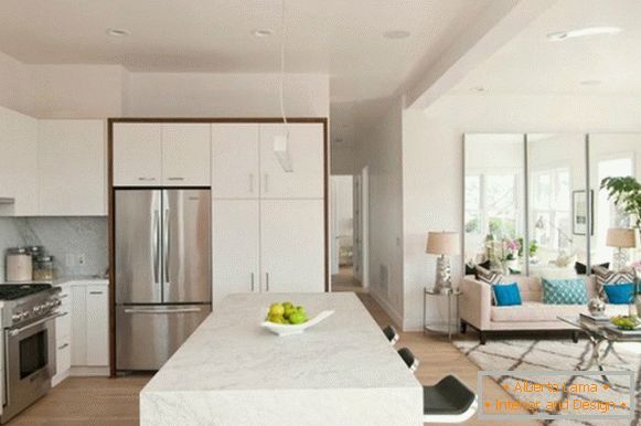 Interni moderni della cucina-soggiorno in una casa privata di colore bianco