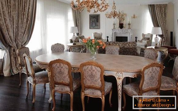 Interno della sala da pranzo in una casa privata in stile classico