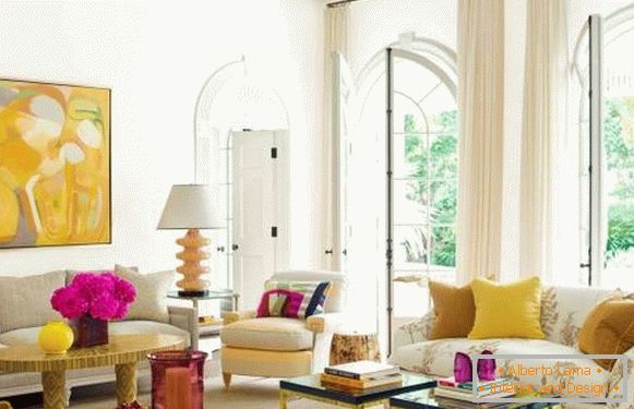 Interno giallo-rosa del soggiorno - foto in stile moderno