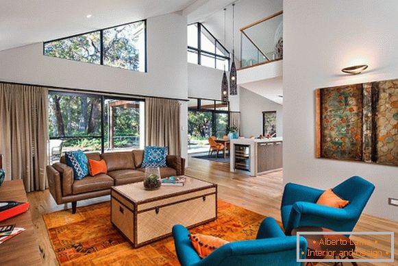 Interni moderni del soggiorno in colore blu e arancio