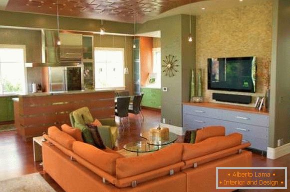 Interno verde arancione della cucina del soggiorno in una casa privata