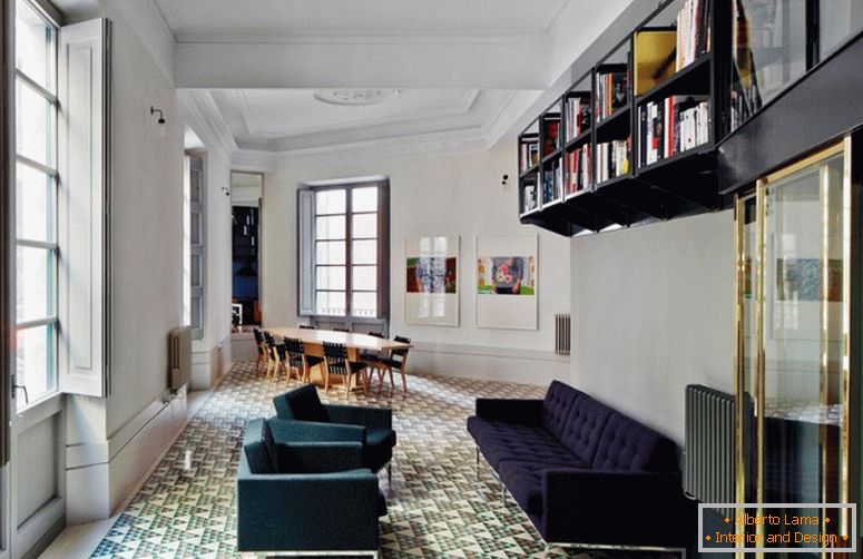 Interno di un piccolo appartamento su due livelli di David Kohn Architects