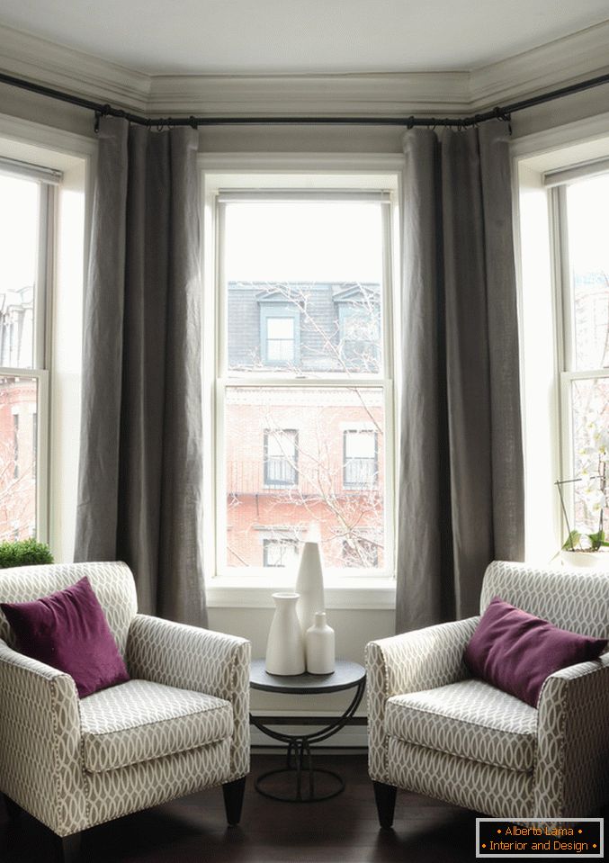 Interno di un piccolo appartamento: salotto alla finestra