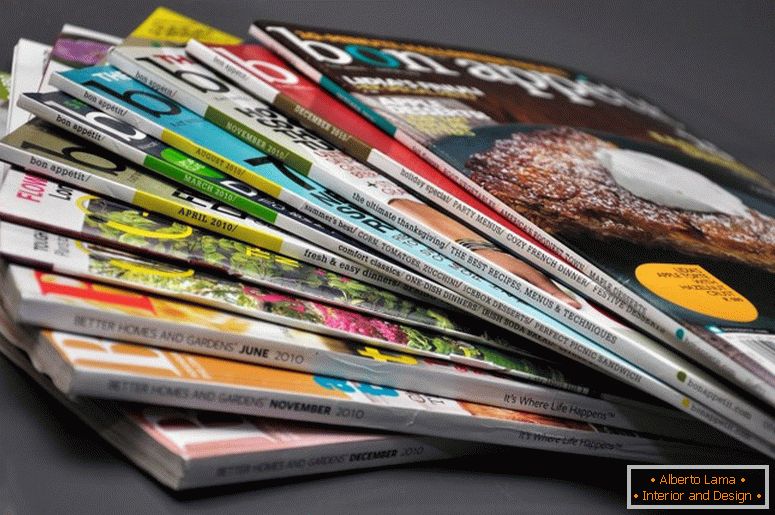 Una pila di riviste colorate