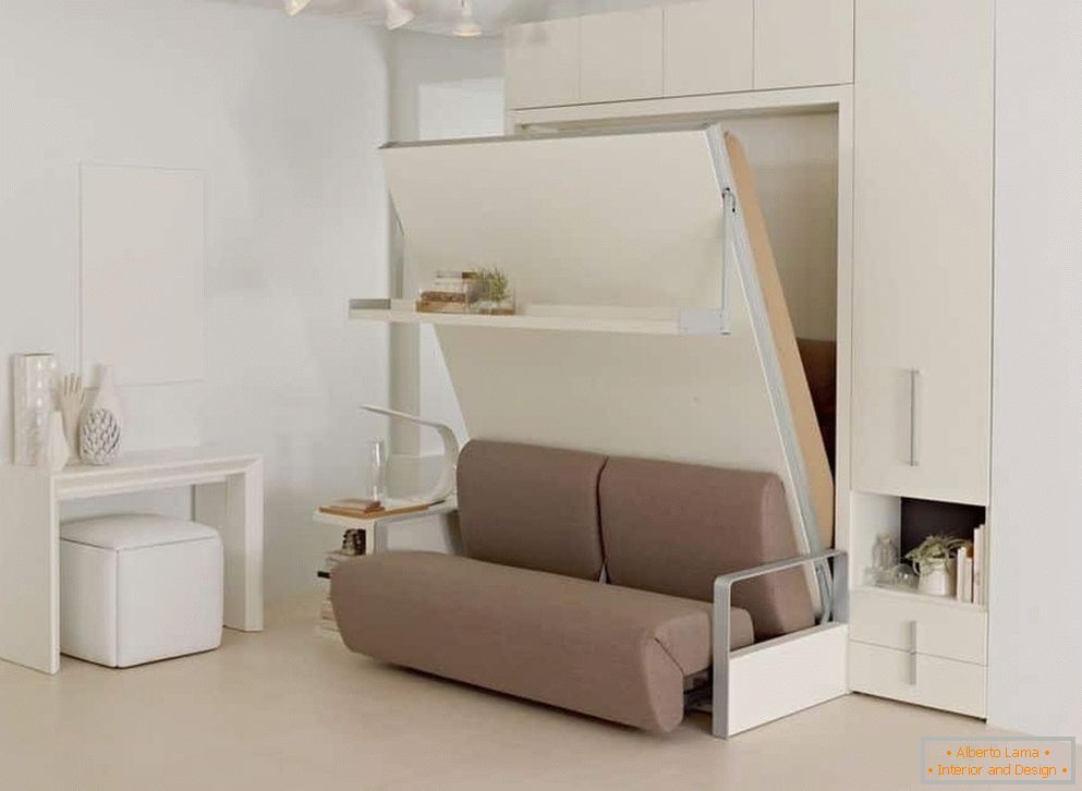Trasformare il divano letto in un armadio in un piccolo appartamento