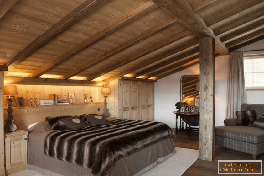 Camera da letto in mansarda, in una casa di legno