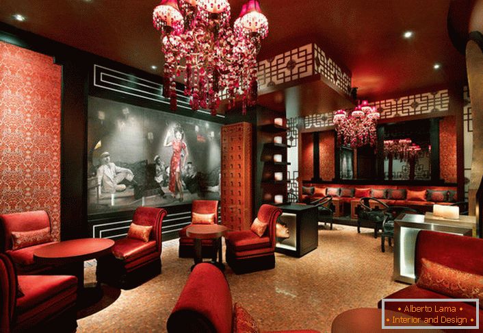 Il soggiorno cinese è una predominanza di colore terracotta, lanterne, ebano.
