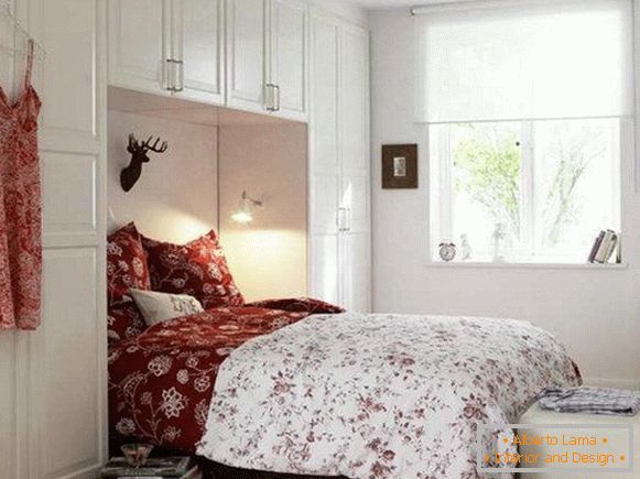 Camera da letto in bianco con accenti rossi