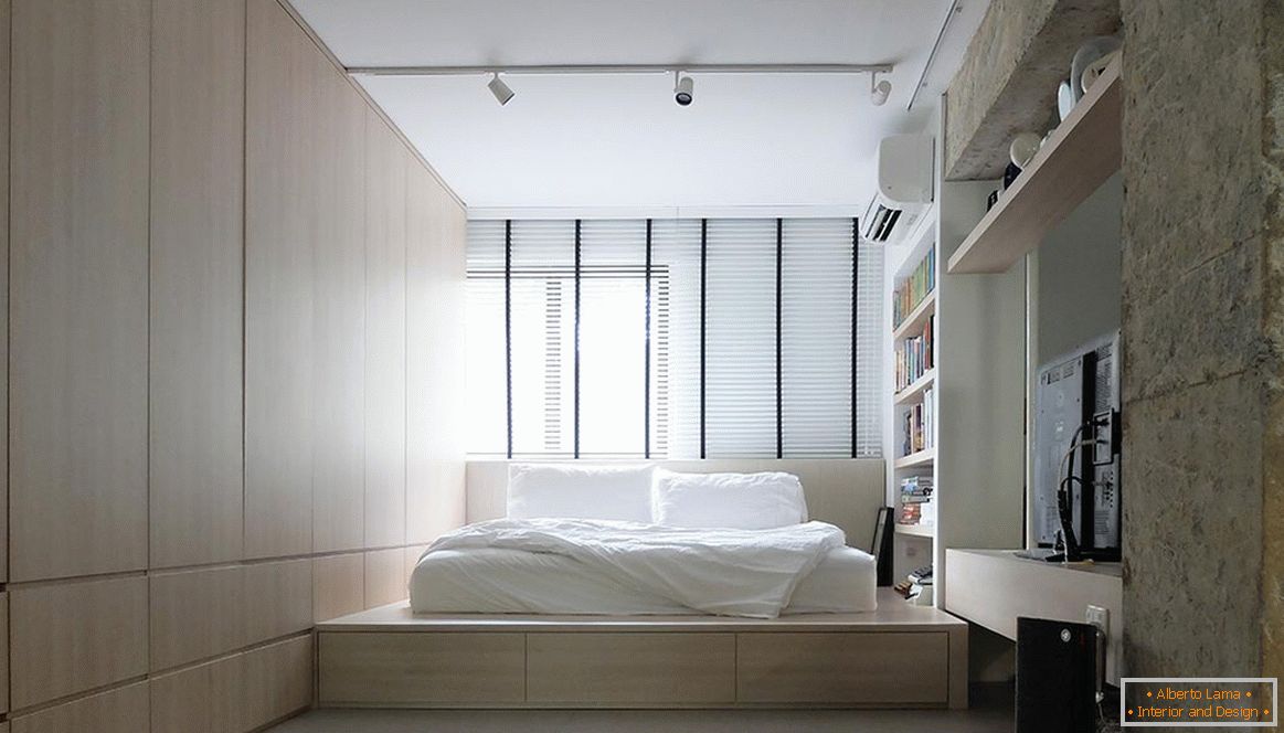 Interno camera da letto in un piccolo appartamento