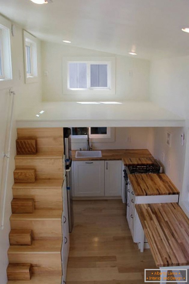 Piccola cucina in una casa a due piani
