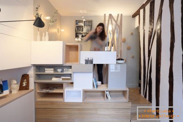 Interior design di un piccolo appartamento di Julie Nabuchit